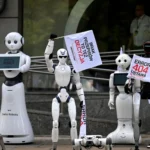 İnsansı Robotlar Yapay Zekaya Karşı Sokağa İndi